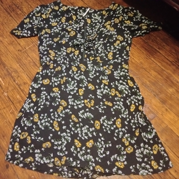 Free People Jinx Black Floral Cutout Tie Front Skirted Romper Size 2 - Picture 2 of 11